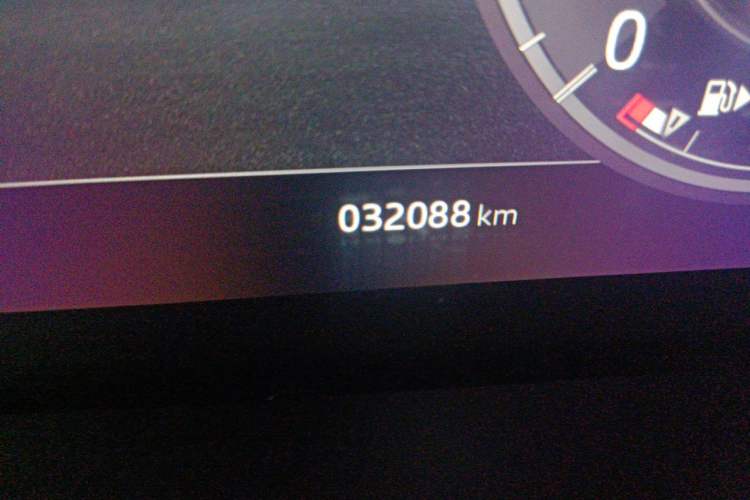 Used Land Rover Discovery Sport 2020 249 PS R-Dynamic Performance Tech Edition 7 Seats Odometer Close Up