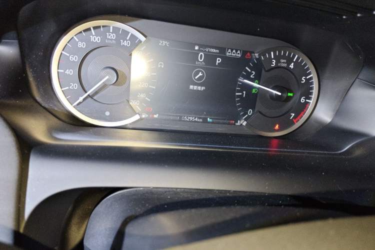 Used Land Rover Discovery Sport 2020 200 PS Family Edition Odometer Close Up