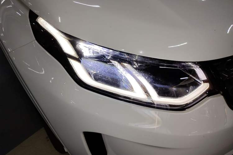 Used Land Rover Discovery Sport 2020 249 PS R-Dynamic Performance Edition Right Front Headlight