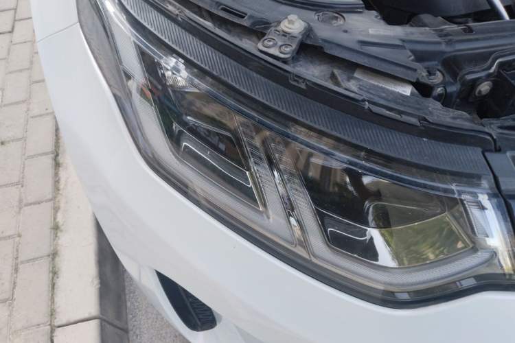 Used Land Rover Discovery Sport 2020 249 PS R-Dynamic Performance Edition Right Front Headlight