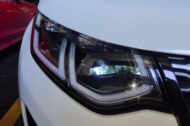 Used Land Rover Discovery Sport 2020 249 PS R-Dynamic Performance Tech Edition 5 Seats Right Front Headlight
