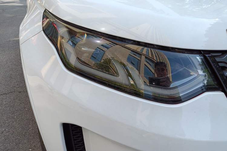 Used Land Rover Discovery Sport 2020 249 PS R-Dynamic Performance Tech Edition 5 Seats Right Front Headlight