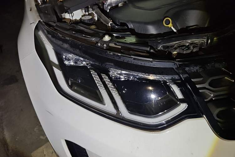 Used Land Rover Discovery Sport 2020 249 PS R-Dynamic Performance Edition Right Front Headlight