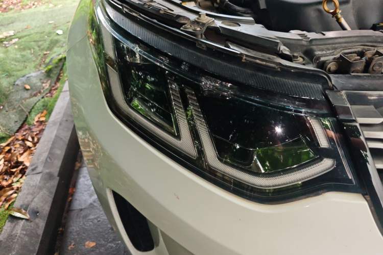 Used Land Rover Discovery Sport 2020 249 PS R-Dynamic Performance Edition Right Front Headlight