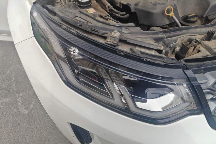 Used Land Rover Discovery Sport 2020 249 PS R-Dynamic Performance Tech Edition 7 Seats Right Front Headlight