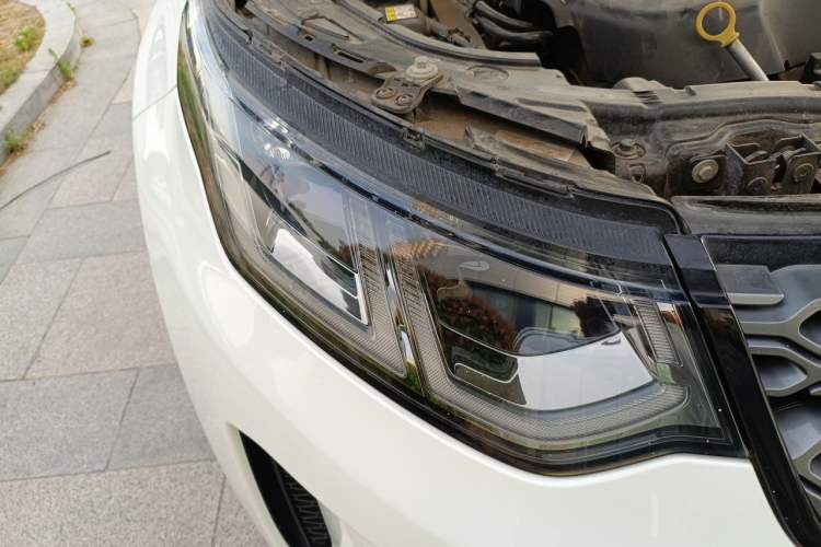 Used Land Rover Discovery Sport 2020 249 PS R-Dynamic Performance Tech Edition 7 Seats Right Front Headlight