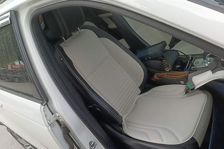 Used Land Rover Discovery Sport 2020 249 PS R-Dynamic Performance Edition Right Front Seat