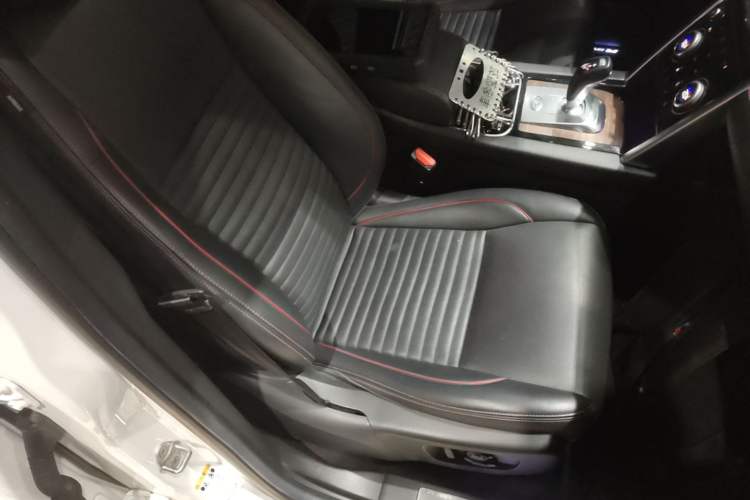 Used Land Rover Discovery Sport 2020 249 PS R-Dynamic Luxury Custom Edition Right Front Seat