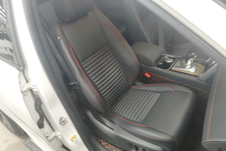 Used Land Rover Discovery Sport 2020 249 PS R-Dynamic Performance Tech Edition 7 Seats Right Front Seat