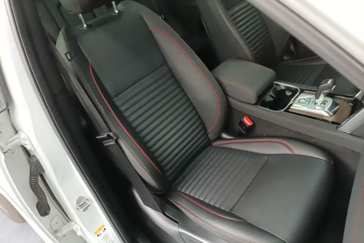 Used Land Rover Discovery Sport 2020 249 PS R-Dynamic Performance Edition Right Front Seat