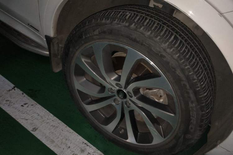 Used Land Rover Discovery Sport 2020 249 PS R-Dynamic Performance Edition Right Front Wheel Hub