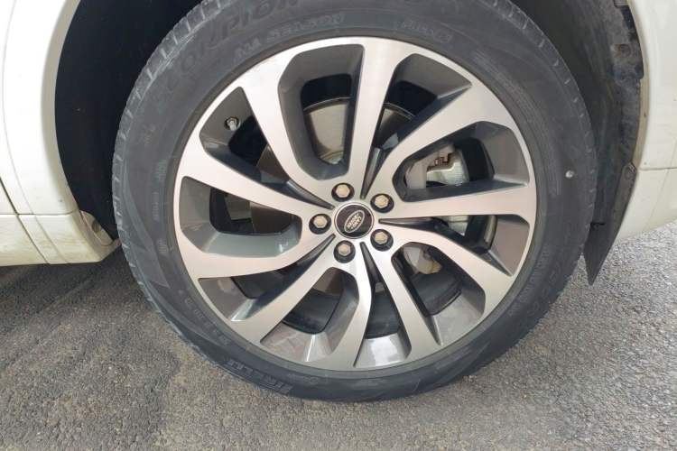 Used Land Rover Discovery Sport 2020 249 PS R-Dynamic Performance Edition Right Front Wheel Hub