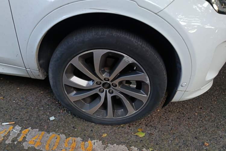 Used Land Rover Discovery Sport 2020 249 PS R-Dynamic Performance Tech Edition 7 Seats Right Front Wheel Hub