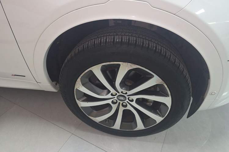 Used Land Rover Discovery Sport 2020 249 PS R-Dynamic Performance Tech Edition 5 Seats Right Front Wheel Hub