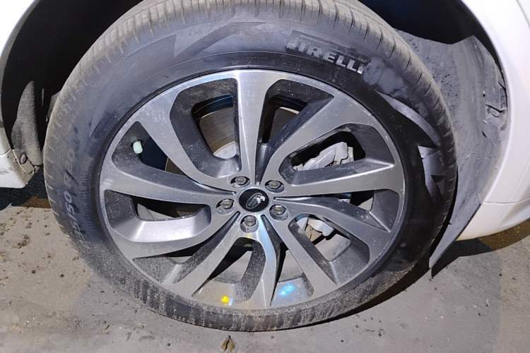 Used Land Rover Discovery Sport 2020 249 PS R-Dynamic Performance Edition Right Front Wheel Hub