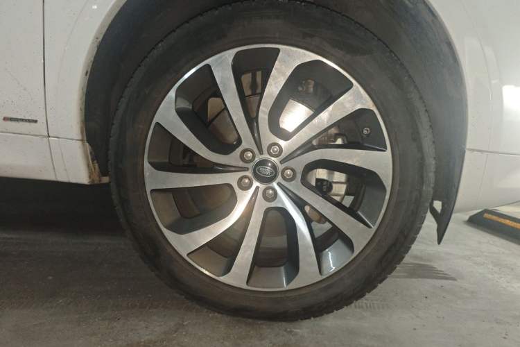 Used Land Rover Discovery Sport 2020 249 PS R-Dynamic Performance Edition Right Front Wheel Hub