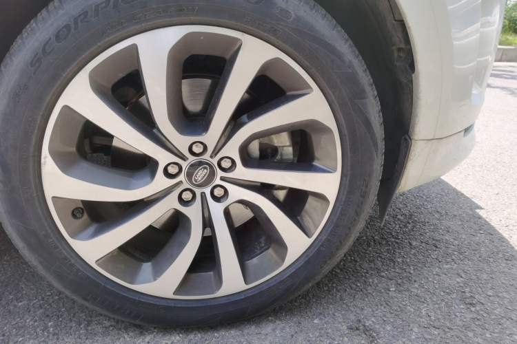 Used Land Rover Discovery Sport 2020 249 PS R-Dynamic Performance Edition Right Front Wheel Hub