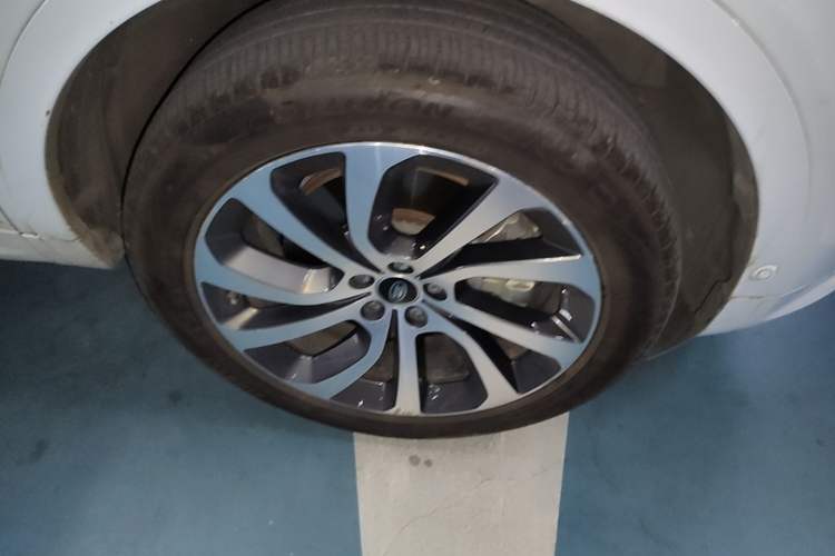Used Land Rover Discovery Sport 2020 249 PS R-Dynamic Performance Edition Right Front Wheel Hub