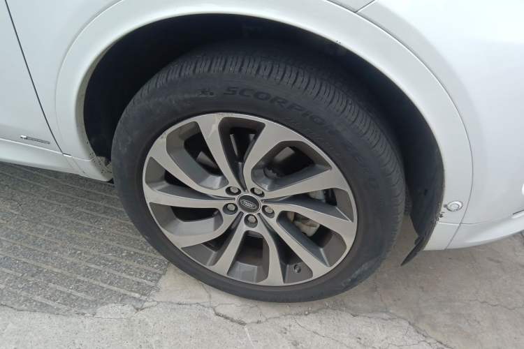 Used Land Rover Discovery Sport 2020 249 PS R-Dynamic Performance Edition Right Front Wheel Hub