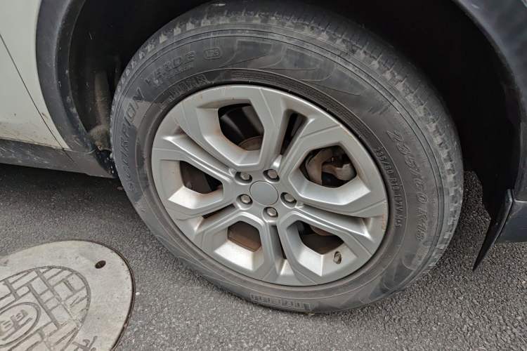 Used Land Rover Discovery Sport 2020 200 PS Family Edition Right Front Wheel Hub