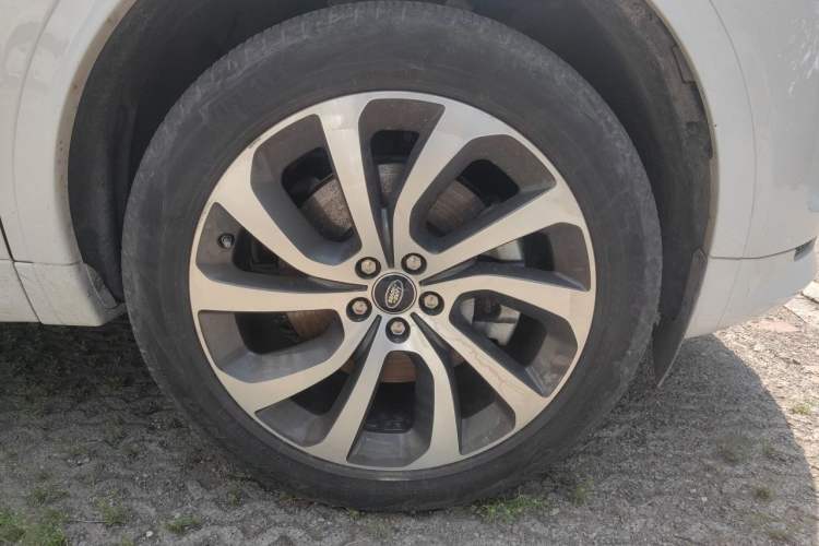 Used Land Rover Discovery Sport 2020 249 PS R-Dynamic Performance Edition Right Front Wheel Hub