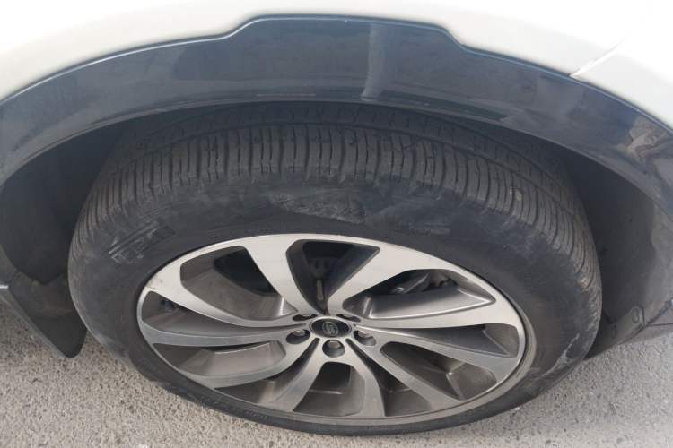 Used Land Rover Discovery Sport 2020 249 PS R-Dynamic Performance Edition Right Front Wheel Hub