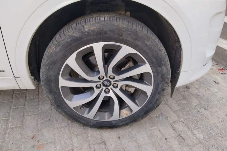 Used Land Rover Discovery Sport 2020 249 PS R-Dynamic Performance Edition Right Front Wheel Hub