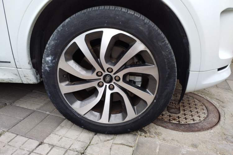 Used Land Rover Discovery Sport 2020 249 PS R-Dynamic Performance Edition Right Front Wheel Hub