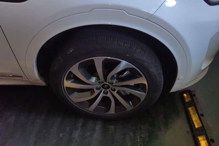 Used Land Rover Discovery Sport 2020 249 PS R-Dynamic Performance Tech Edition 5 Seats Right Front Wheel Hub