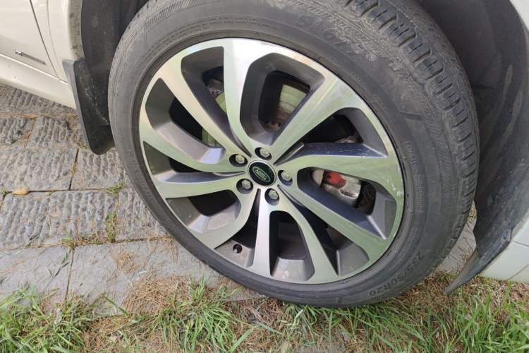 Used Land Rover Discovery Sport 2020 249 PS R-Dynamic Performance Edition Right Front Wheel Hub