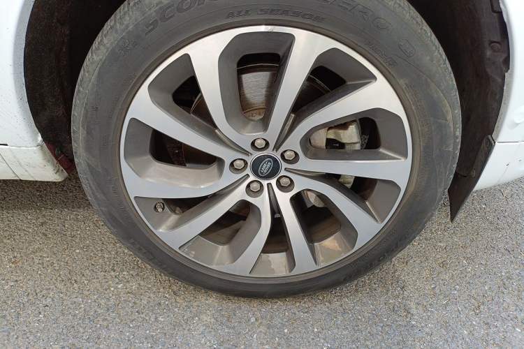 Used Land Rover Discovery Sport 2020 249 PS R-Dynamic Performance Tech Edition 5 Seats Right Front Wheel Hub