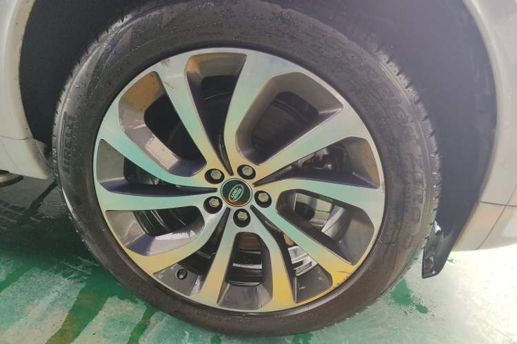 Used Land Rover Discovery Sport 2020 249 PS R-Dynamic Performance Edition Right Front Wheel Hub