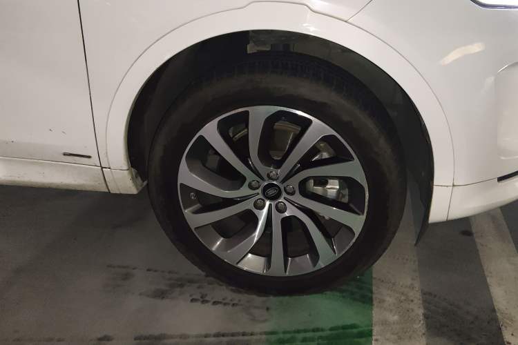 Used Land Rover Discovery Sport 2020 249 PS R-Dynamic Performance Edition Right Front Wheel Hub