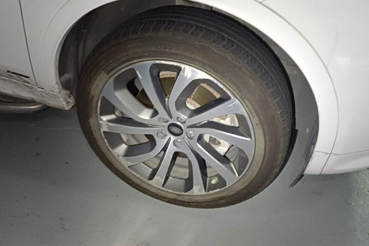 Used Land Rover Discovery Sport 2020 249 PS R-Dynamic Performance Edition Right Front Wheel Hub