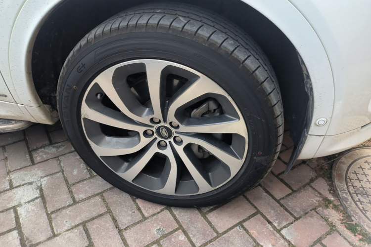 Used Land Rover Discovery Sport 2020 249 PS R-Dynamic Performance Tech Edition 7 Seats Right Front Wheel Hub