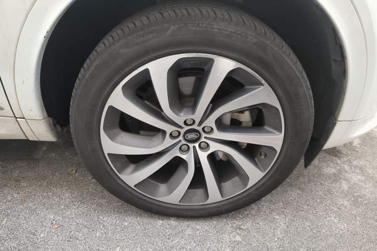 Used Land Rover Discovery Sport 2020 249 PS R-Dynamic Performance Edition Right Front Wheel Hub