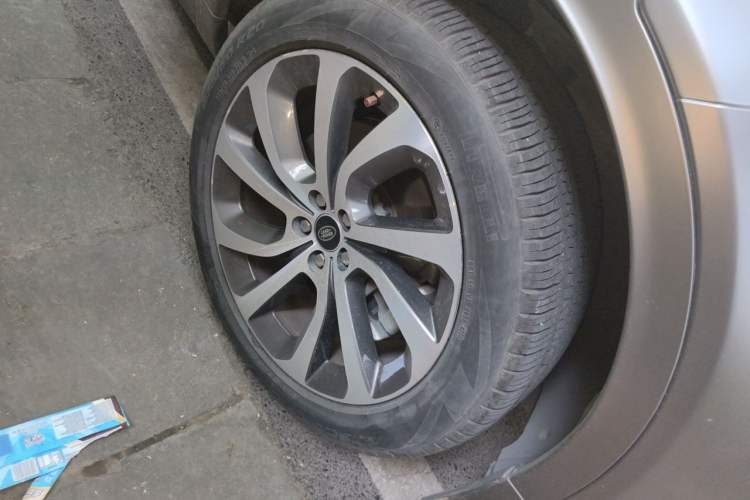 Used Land Rover Discovery Sport 2020 249 PS R-Dynamic Performance Edition Right Front Wheel Hub