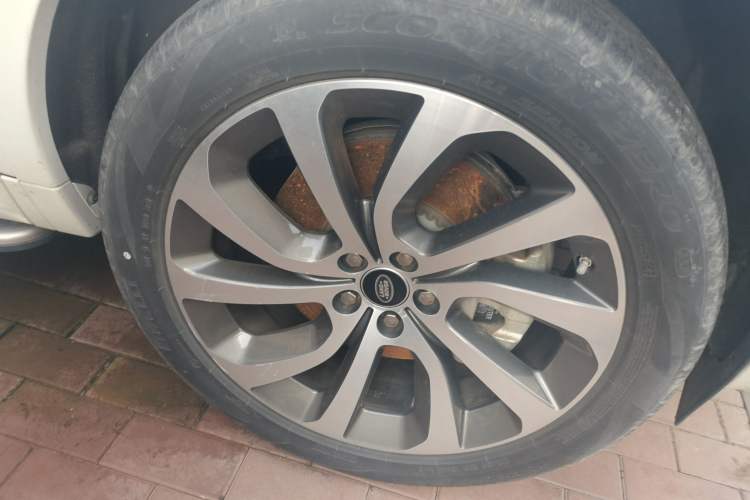 Used Land Rover Discovery Sport 2020 249 PS R-Dynamic Performance Tech Edition 7 Seats Right Front Wheel Hub