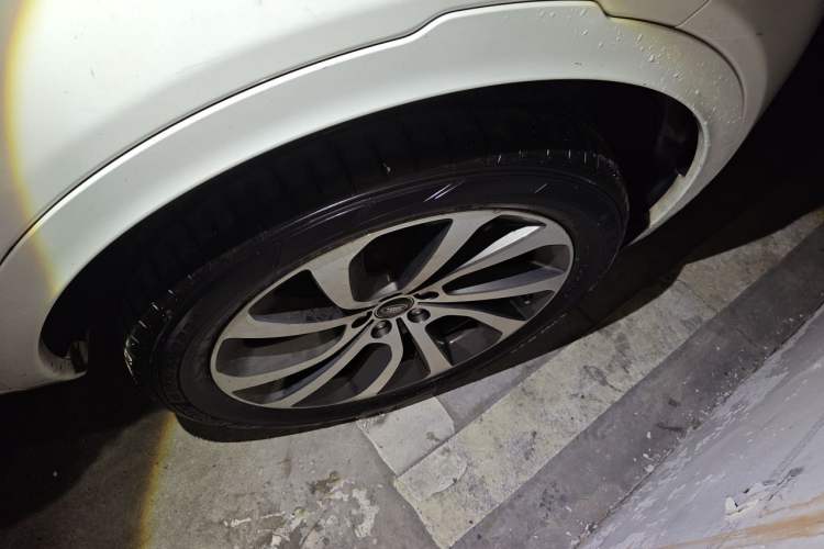 Used Land Rover Discovery Sport 2020 249 PS R-Dynamic Performance Edition Right Front Wheel Hub
