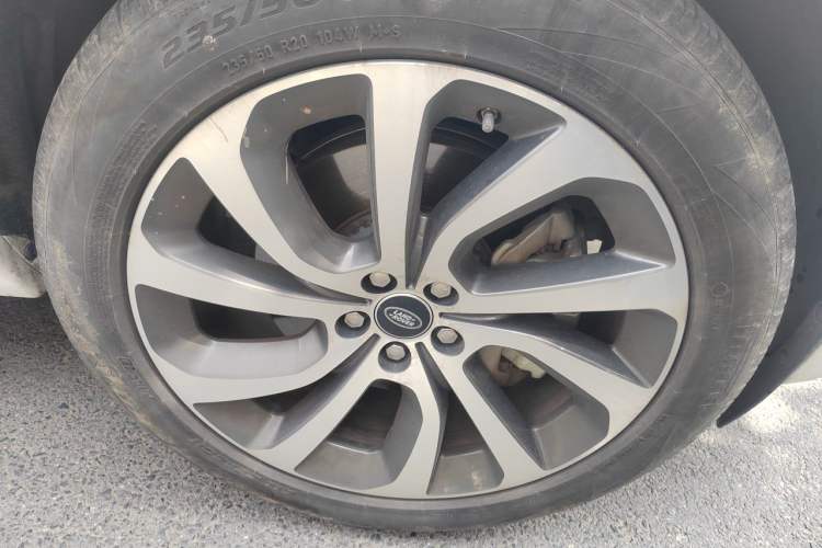 Used Land Rover Discovery Sport 2020 249 PS R-Dynamic Performance Edition Right Front Wheel Hub