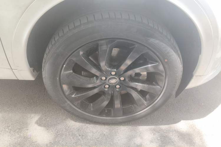 Used Land Rover Discovery Sport 2020 249 PS R-Dynamic Performance Tech Edition 5 Seats Right Front Wheel Hub