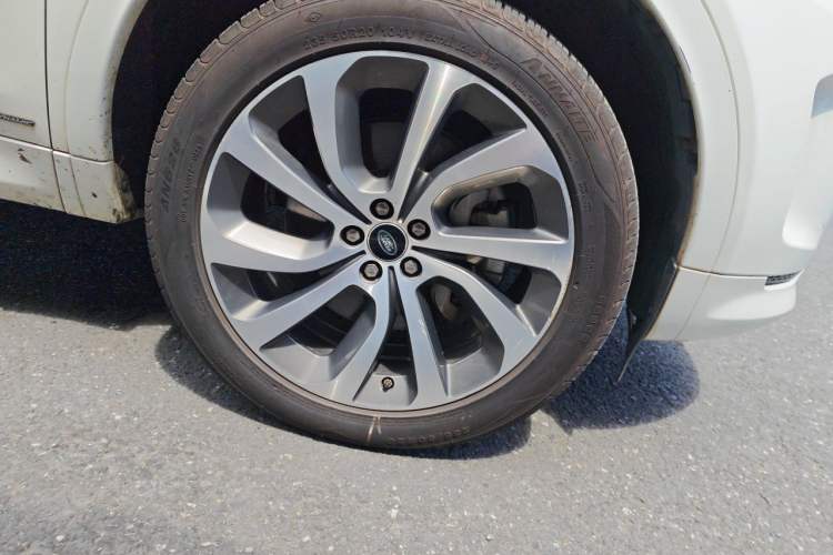 Used Land Rover Discovery Sport 2020 249 PS R-Dynamic Performance Edition Right Front Wheel Hub