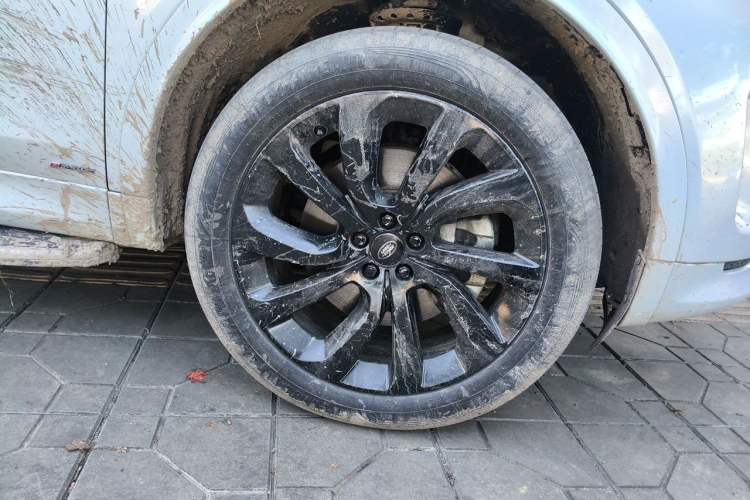 Used Land Rover Discovery Sport 2020 249 PS R-Dynamic Performance Edition Right Front Wheel Hub