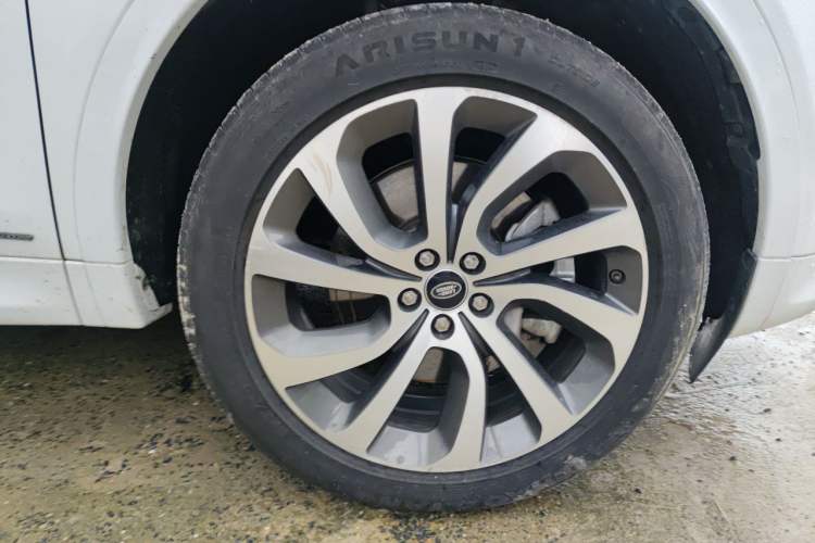 Used Land Rover Discovery Sport 2020 249 PS R-Dynamic Performance Edition Right Front Wheel Hub