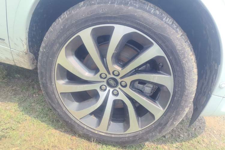 Used Land Rover Discovery Sport 2020 249 PS R-Dynamic Performance Tech Edition 5 Seats Right Front Wheel Hub