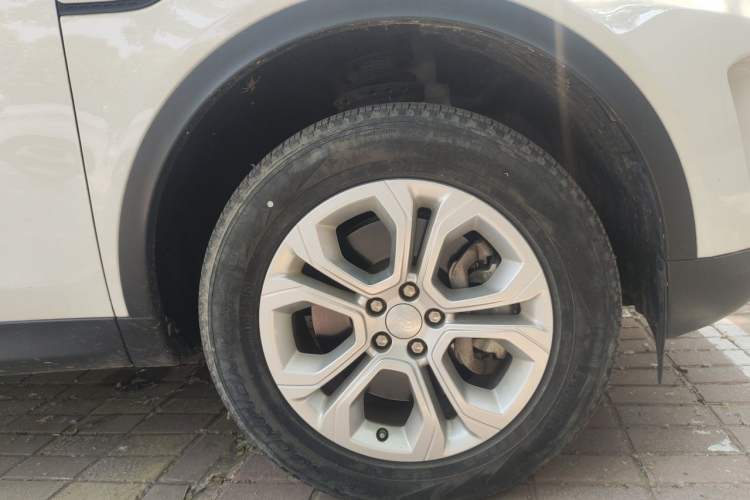 Used Land Rover Discovery Sport 2020 200 PS Family Edition Right Front Wheel Hub