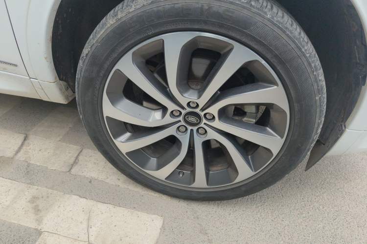 Used Land Rover Discovery Sport 2020 249 PS R-Dynamic Performance Edition Right Front Wheel Hub