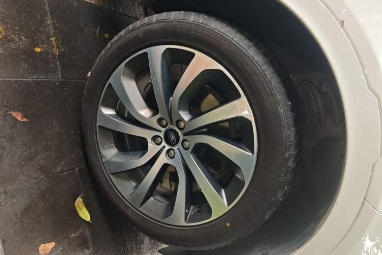 Used Land Rover Discovery Sport 2020 249 PS R-Dynamic Performance Edition Right Front Wheel Hub