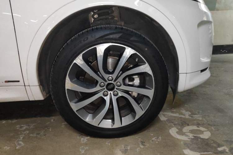 Used Land Rover Discovery Sport 2020 249 PS R-Dynamic Performance Edition Right Front Wheel Hub