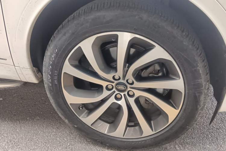 Used Land Rover Discovery Sport 2020 249 PS R-Dynamic Performance Edition Right Front Wheel Hub